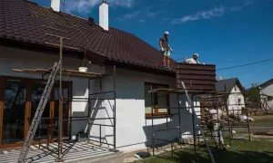 Prace dekarskie na dachu, montaż nowej pokrywy. Czy nadbudowa domu wymaga pozwolenie czy zgłoszenie?