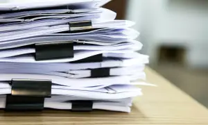 Stos dokumentów, wśród których może kryć się zgubiony projekt domu.