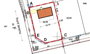 Plan działki z zaznaczonym budynkiem i wymiarami. Określono tu m.in. front terenu i powierzchnię użytkową.