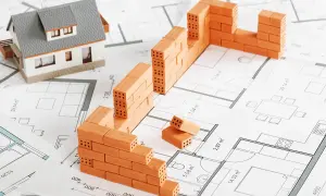 Model domu i mury z cegieł na planie architektonicznym. Od czego zacząć budowę domu? Od projektu!