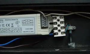 Schemat podłączenia świetlówki 2x18W z elektronicznym statecznikiem ANS-lighting. Widać przewody zasilające i wyjściowe do świetlówek.
