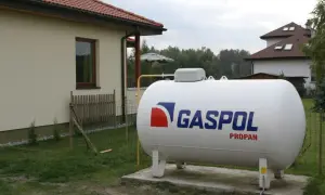Duży zbiornik na propan marki GASPOL, zapewniający ogrzewanie LPG dla domu.