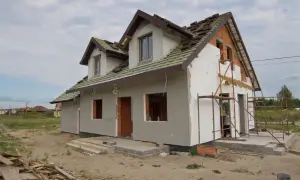 Dom w trakcie budowy, ocieplany styropianem. Brak zgłoszenia prac może skutkować karą za ocieplenie budynku bez zgłoszenia.