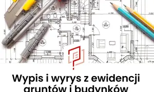 Narzędzia budowlane i ołówki na planie architektonicznym, symbolizujące przygotowanie do prac związanych z wypisem i wyrysem z ewidencji gruntów.