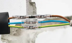 Jak połączyć przecięty kabel w ścianie? Szybkie i bezpieczne połączenie przewodów brązowego, niebieskiego i żółto-zielonego za pomocą złączek WAGO.