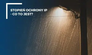 Latarnia uliczna świeci w deszczu, podkreślając jej **ip65 wodoszczelność**.