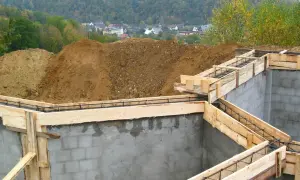 Fundament gotowy do zalania betonem. Widać, ile jest ważne pozwolenie na budowę, by móc legalnie stawiać domy.