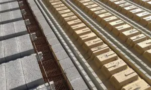 Budowa stropów gęstożebrowych w trakcie. Widoczne pustaki szalunkowe i zbrojenie.