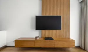 Nowoczesna szafka RTV z drewna, idealna do tego, jak ukryć kable TV. Minimalistyczny design i funkcjonalność.