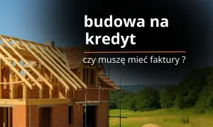 Budowa domu na kredyt: czy zbierać faktury z budowy? Widok domu w budowie z drewnianym szkieletem dachu.