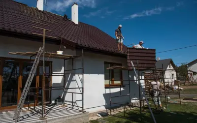 Prace dekarskie na dachu, montaż nowej pokrywy. Czy nadbudowa domu wymaga pozwolenie czy zgłoszenie?