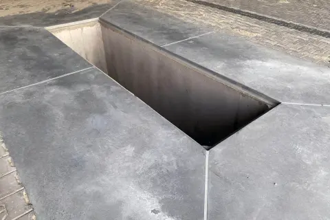 Betonowy kanał samochodowy, widoczna jego szerokość i głębokość.