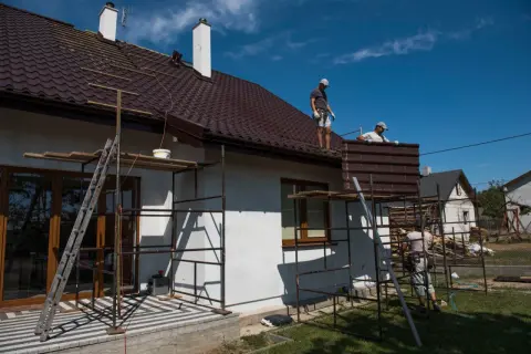 Prace dekarskie na dachu, montaż nowej pokrywy. Czy nadbudowa domu wymaga pozwolenie czy zgłoszenie?