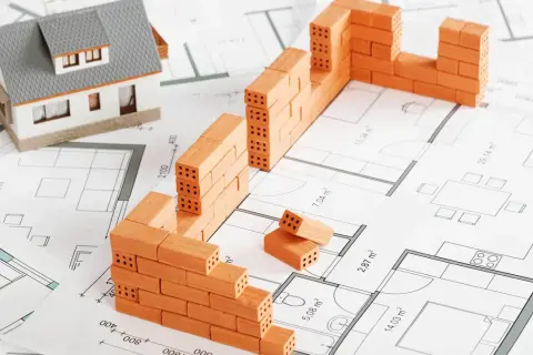 Model domu i mury z cegieł na planie architektonicznym. Od czego zacząć budowę domu? Od projektu!