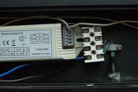 Schemat podłączenia świetlówki 2x18W z elektronicznym statecznikiem ANS-lighting. Widać przewody zasilające i wyjściowe do świetlówek.
