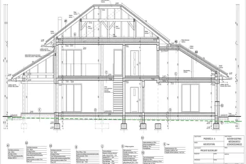 Projekt domu indywidualnego: przekrój poprzeczny z detalami konstrukcyjnymi i materiałowymi.