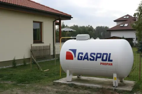 Duży zbiornik na propan marki GASPOL, zapewniający ogrzewanie LPG dla domu.