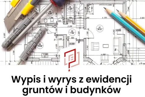 Narzędzia budowlane i ołówki na planie architektonicznym, symbolizujące przygotowanie do prac związanych z wypisem i wyrysem z ewidencji gruntów.