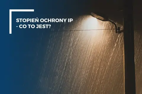 Latarnia uliczna świeci w deszczu, podkreślając jej **ip65 wodoszczelność**.