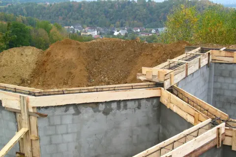 Fundament gotowy do zalania betonem. Widać, ile jest ważne pozwolenie na budowę, by móc legalnie stawiać domy.