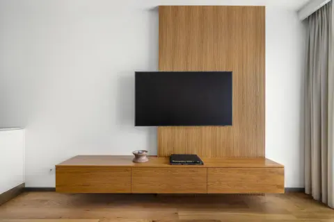 Nowoczesna szafka RTV z drewna, idealna do tego, jak ukryć kable TV. Minimalistyczny design i funkcjonalność.