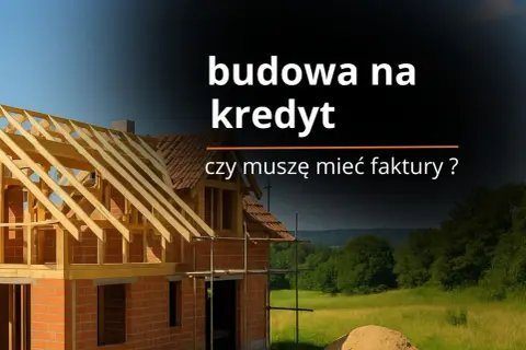 Budowa domu na kredyt: czy zbierać faktury z budowy? Widok domu w budowie z drewnianym szkieletem dachu.