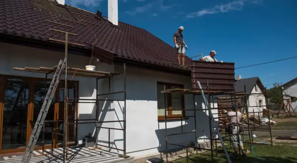 Prace dekarskie na dachu, montaż nowej pokrywy. Czy nadbudowa domu wymaga pozwolenie czy zgłoszenie?