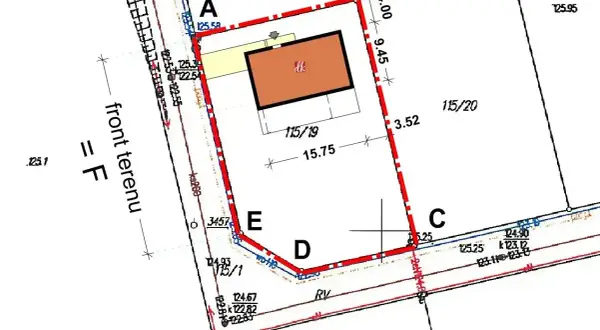 Plan działki z zaznaczonym budynkiem i wymiarami. Określono tu m.in. front terenu i powierzchnię użytkową.