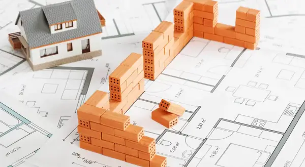 Model domu i mury z cegieł na planie architektonicznym. Od czego zacząć budowę domu? Od projektu!
