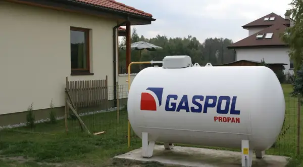 Duży zbiornik na propan marki GASPOL, zapewniający ogrzewanie LPG dla domu.