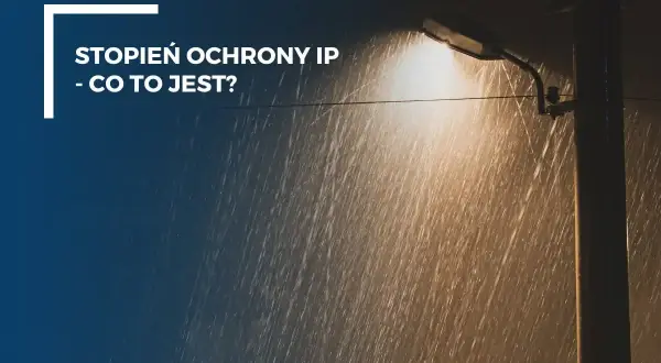 Latarnia uliczna świeci w deszczu, podkreślając jej **ip65 wodoszczelność**.