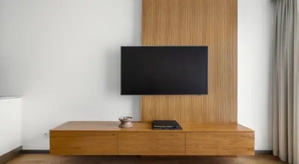 Nowoczesna szafka RTV z drewna, idealna do tego, jak ukryć kable TV. Minimalistyczny design i funkcjonalność.