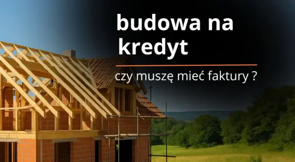 Budowa domu na kredyt: czy zbierać faktury z budowy? Widok domu w budowie z drewnianym szkieletem dachu.
