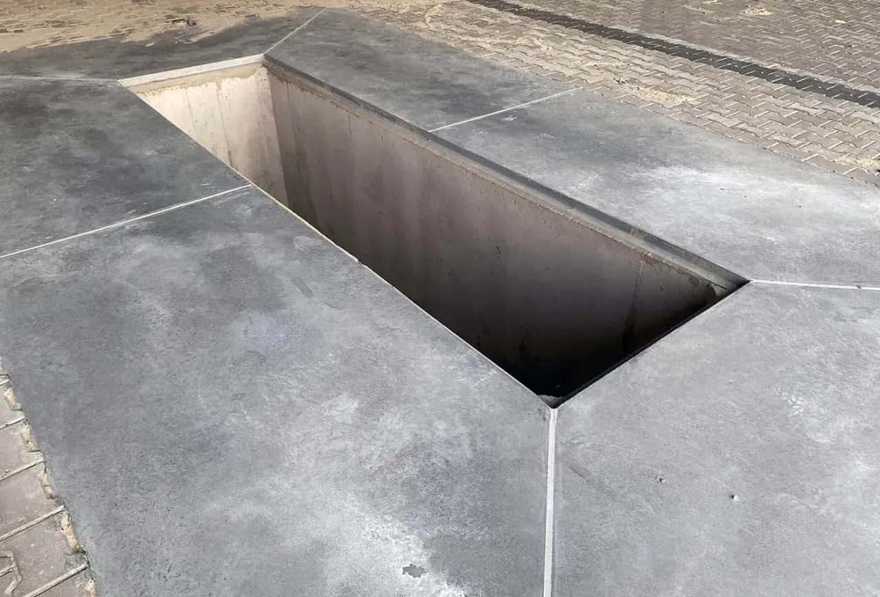 Betonowy kanał samochodowy, widoczna jego szerokość i głębokość.
