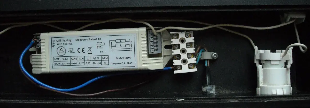 Schemat podłączenia świetlówki 2x18W z elektronicznym statecznikiem ANS-lighting. Widać przewody zasilające i wyjściowe do świetlówek.