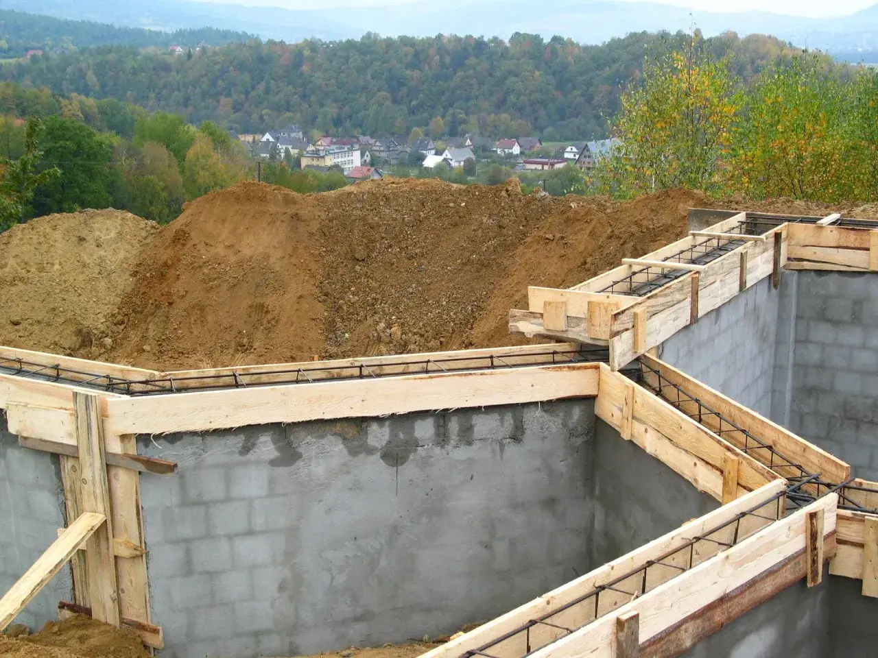 Fundament gotowy do zalania betonem. Widać, ile jest ważne pozwolenie na budowę, by móc legalnie stawiać domy.