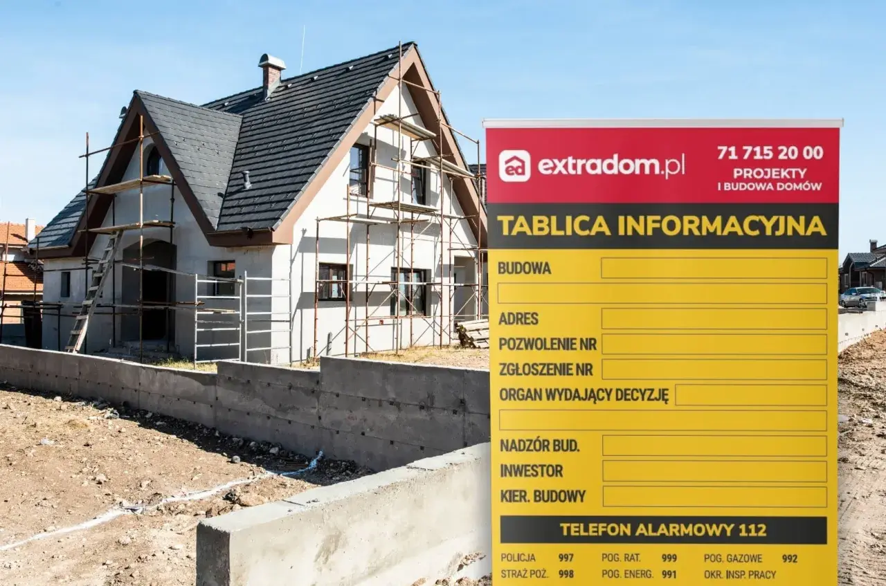 Tablica informacyjna budowy z danymi kontaktowymi i numerami alarmowymi, obok dom w trakcie budowy. RODO na budowie.