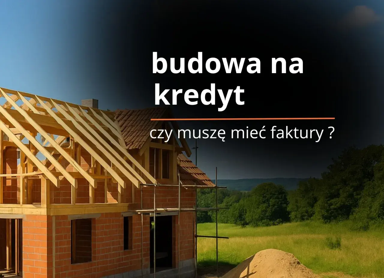 Budowa domu na kredyt: czy zbierać faktury z budowy? Widok domu w budowie z drewnianym szkieletem dachu.