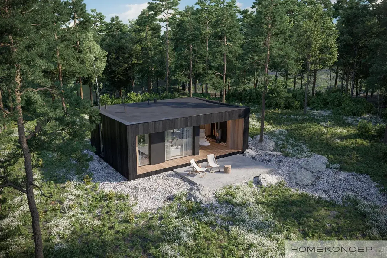 Nowoczesny projekt domu kostka w otoczeniu lasu. Czarna bryła z dużymi przeszkleniami i drewnianym tarasem.