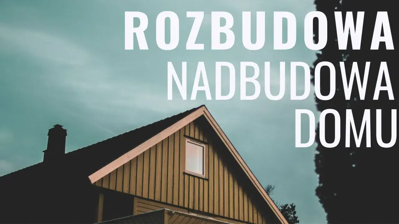 Rozbudowa nadbudowa domu. Widok na fragment drewnianego domu z oknem i kominem na tle nieba.