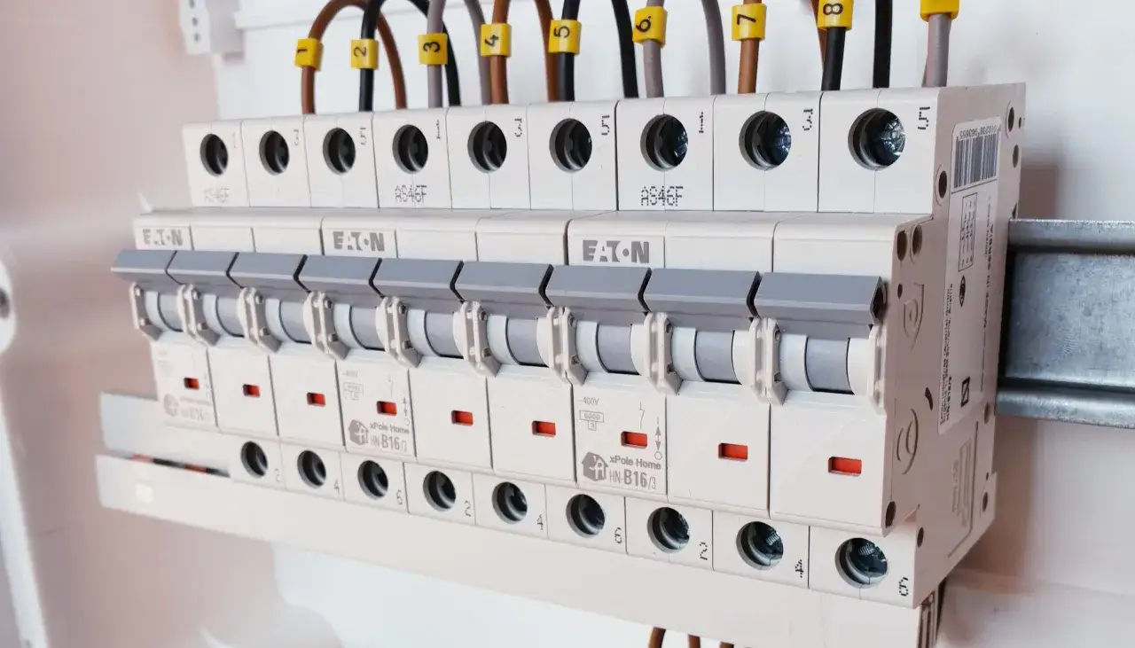 Bezpieczniki w rozdzielnicy elektrycznej. Wygląda na to, że brak prądu w gniazdkach nie jest spowodowany problemami z bezpiecznikami.