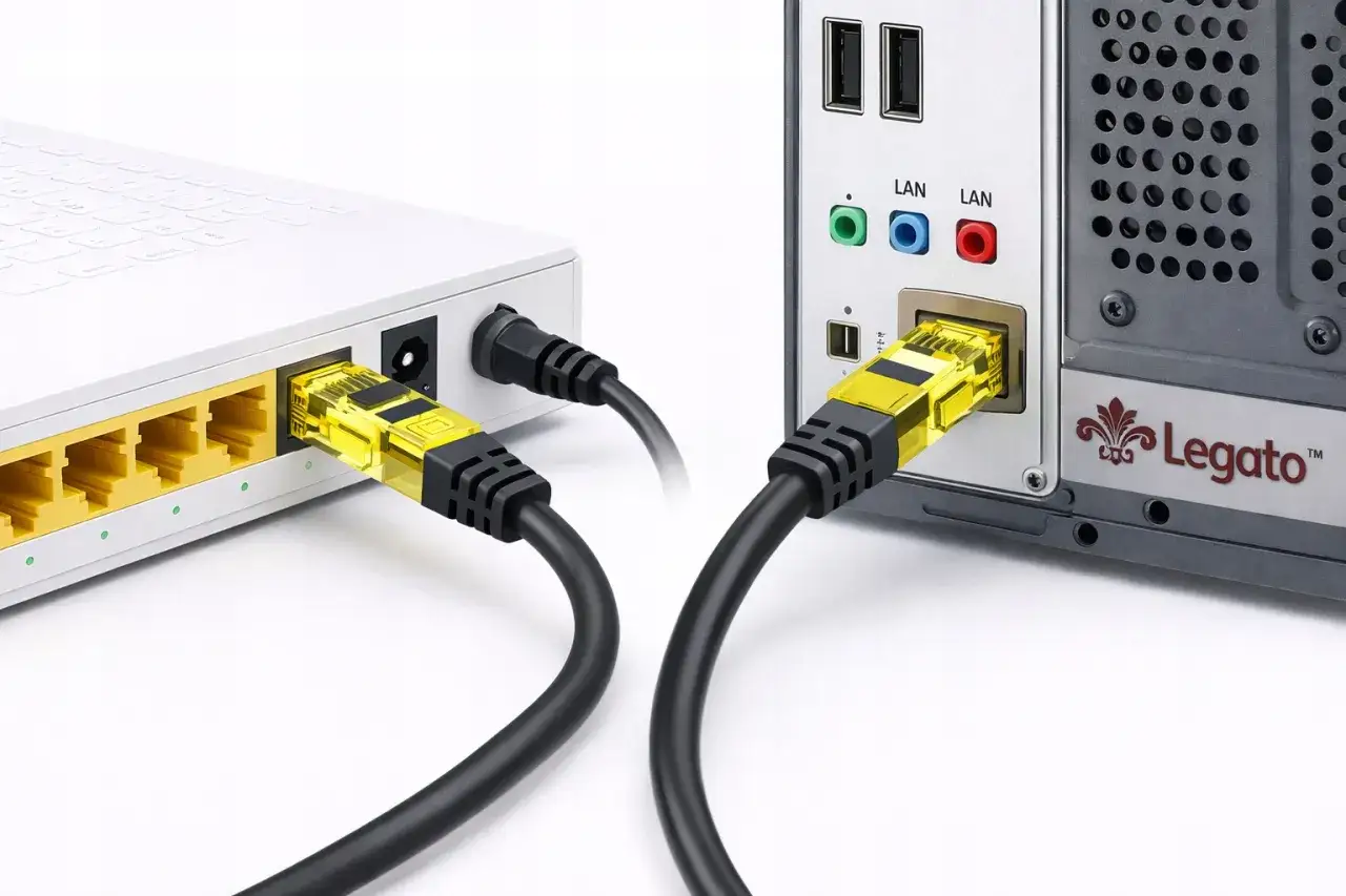 Kabel UTP kat 5e łączy router z komputerem, zapewniając szybki internet.