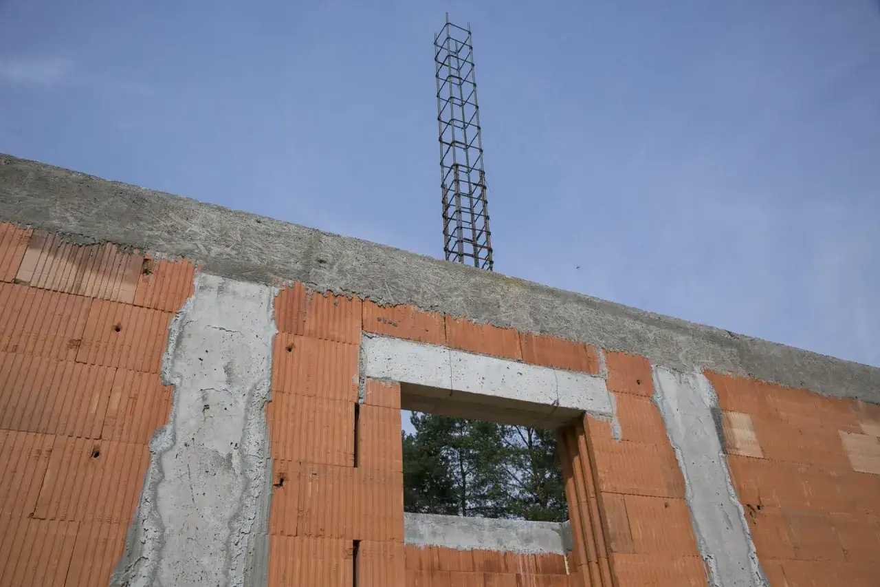 Budowa domu: wieniec z betonu, zbrojenie słupa i okno w ścianie z pustak&oacute;w. Jaki beton na wieniec?