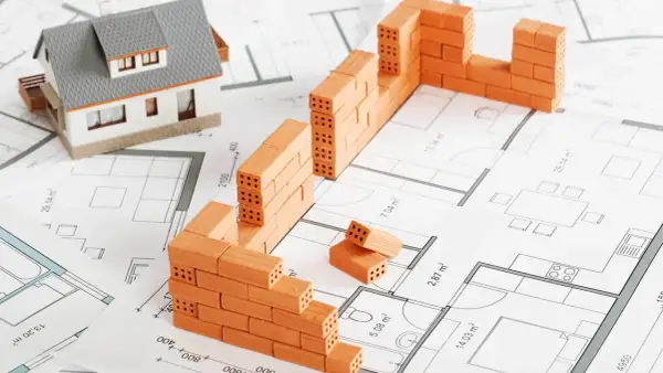 Model domu i mury z cegieł na planie architektonicznym. Od czego zacząć budowę domu? Od projektu!