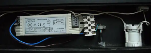 Schemat podłączenia świetlówki 2x18W z elektronicznym statecznikiem ANS-lighting. Widać przewody zasilające i wyjściowe do świetlówek.