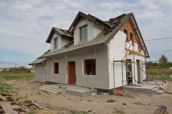 Dom w trakcie budowy, ocieplany styropianem. Brak zgłoszenia prac może skutkować karą za ocieplenie budynku bez zgłoszenia.