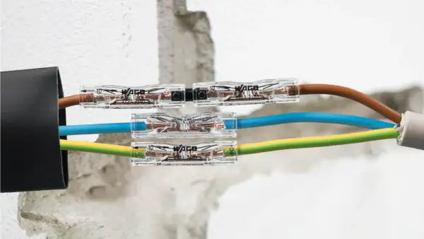 Jak połączyć przecięty kabel w ścianie? Szybkie i bezpieczne połączenie przewodów brązowego, niebieskiego i żółto-zielonego za pomocą złączek WAGO.