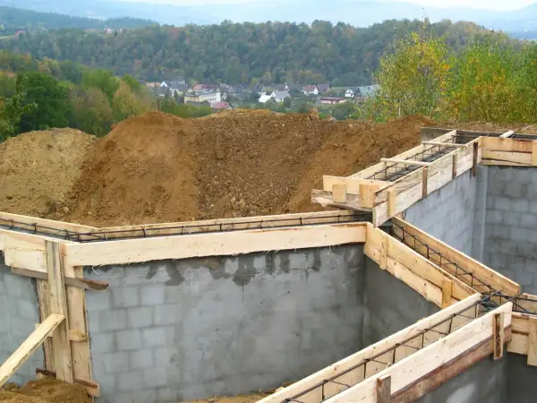 Fundament gotowy do zalania betonem. Widać, ile jest ważne pozwolenie na budowę, by móc legalnie stawiać domy.