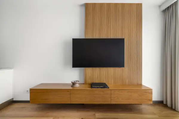 Nowoczesna szafka RTV z drewna, idealna do tego, jak ukryć kable TV. Minimalistyczny design i funkcjonalność.